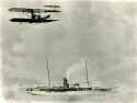 1909 HF Flyer over yacht.jpg (151415 bytes)