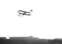 1909 Rheims Curtiss Flying.jpg (50395 bytes)